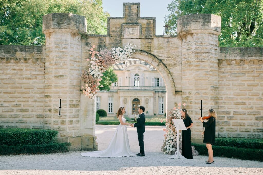 Luxury elopement with beautiful arch at chateau Martinay in provence. By elope with allure