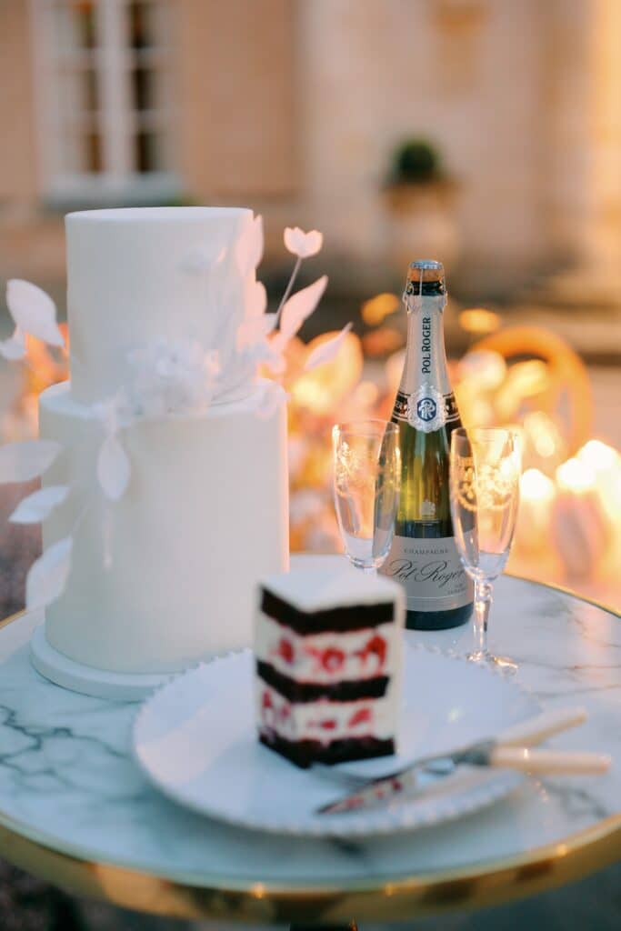 wedding cake and champagne for luxury elopement in provence - Planned and designed by elope with allure