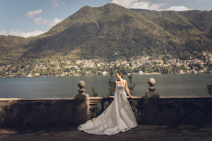 bride in front of lac de côme